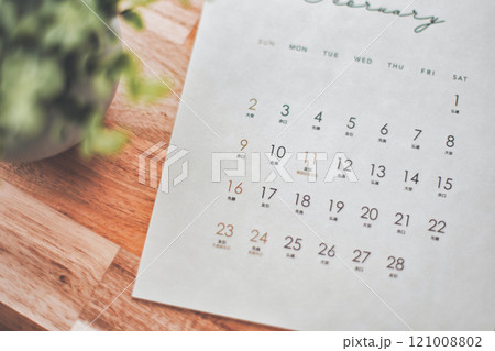 木製のテーブルに置かれたカレンダー 木製のテーブルに置かれたカレンダー 121008802
