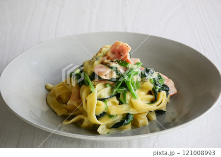 ほうれん草とベーコンのクリームパスタ ほうれん草とベーコンのクリームパスタ 121008993