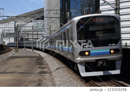 北与野駅に進入するりんかい線 70-000形 121010298