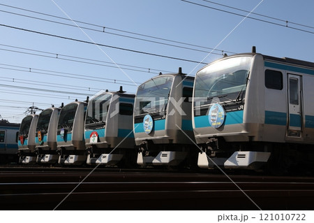 車庫で並ぶ京浜東北線 E233系1000番台 121010722