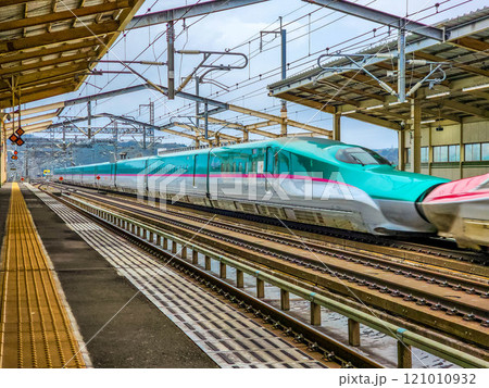 下り列車が通過中です。 下り列車が通過中です。 121010932