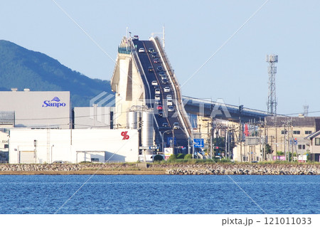 中海に浮かぶ大根島の岸辺から望遠レンズで撮影した江島大橋(通称ベタ踏み坂)の松江方面側の急勾配の写真 中海に浮かぶ大根島の岸辺から望遠レンズで撮影した江島大橋(通称ベタ踏み坂)の松江方面側の急勾配の写真 121011033