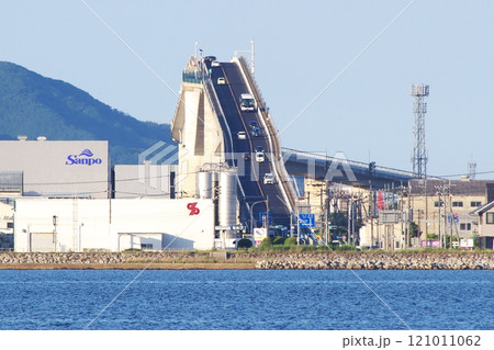 中海に浮かぶ大根島の岸辺から望遠レンズで撮影した江島大橋（通称ベタ踏み坂）の松江方面側の急勾配の写真 121011062
