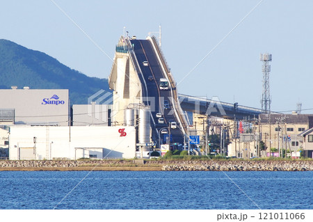 中海に浮かぶ大根島の岸辺から望遠レンズで撮影した江島大橋（通称ベタ踏み坂）の松江方面側の急勾配の写真 121011066