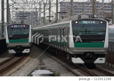 浮間舟渡ですれ違う埼京線 E233系 7000番台 121011290