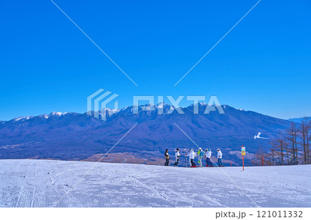 冬の長野県富士見町の富士見パノラマリゾートのゴンドラ山頂駅から見た北東側の八ヶ岳連峰とスキーヤー 121011332