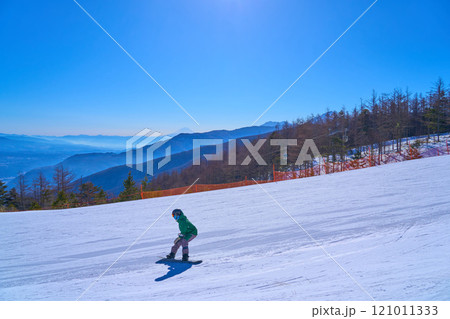 冬の長野県 富士見パノラマリゾートの八ヶ岳展望台からの風景(ゲレンデ,富士山,スノーボーダーなど) 121011333