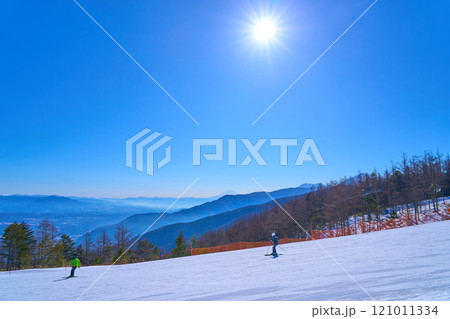 冬の長野県の富士見パノラマリゾートの八ヶ岳展望台付近からの風景(ゲレンデ,富士山,スキーヤーなど) 冬の長野県の富士見パノラマリゾートの八ヶ岳展望台付近からの風景(ゲレンデ,富士山,スキーヤーなど) 121011334