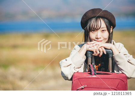 女子旅　キャリーバックを持っている若い女性 121011365