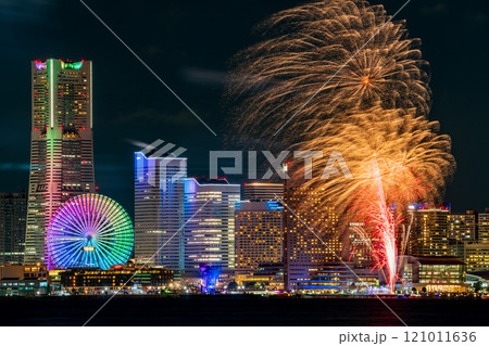横浜みなとみらいの夜景に上がる花火(横浜スパークリングトワイライト) 横浜みなとみらいの夜景に上がる花火(横浜スパークリングトワイライト) 121011636