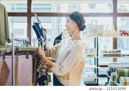 着物を選ぶ女性 121011699