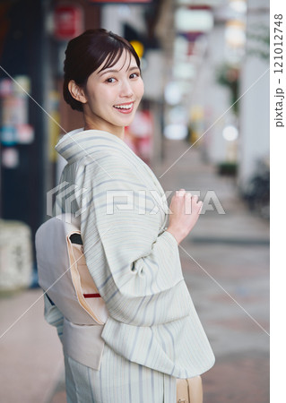 着物で街を歩く女性 着物で街を歩く女性 121012748