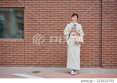 着物で街を歩く女性 着物で街を歩く女性 121012755