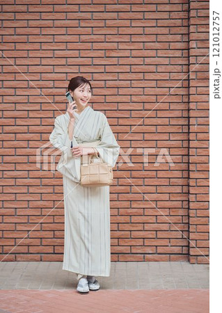 着物で街を歩く女性 121012757