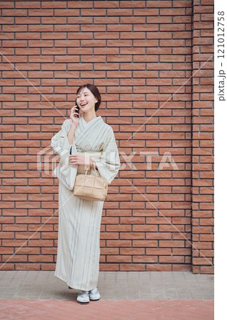 着物で街を歩く女性 着物で街を歩く女性 121012758