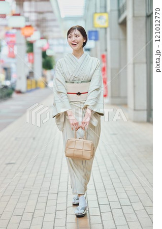 着物で街を歩く女性 121012770