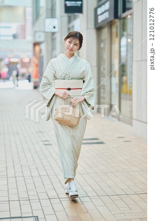 着物で街を歩く女性 121012776