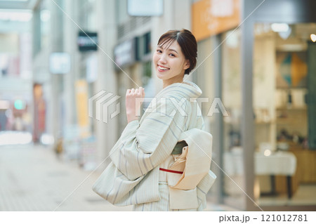 着物で街を歩く女性 着物で街を歩く女性 121012781