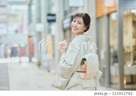 着物で街を歩く女性 121012782
