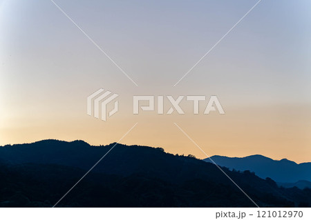 夕焼けと山 121012970