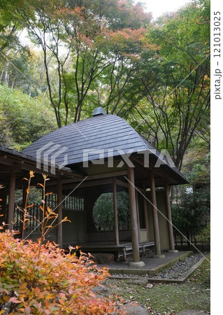紅葉に包まれた東屋 121013025