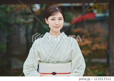 古民家の前に立つ美しい着物女性 古民家の前に立つ美しい着物女性 121013522