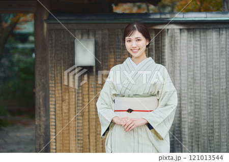 古民家の前に立つ美しい着物女性 古民家の前に立つ美しい着物女性 121013544