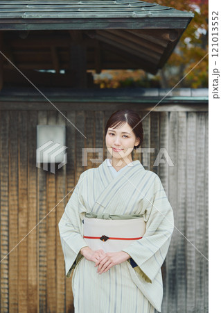 古民家の前に立つ美しい着物女性 121013552