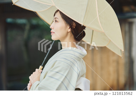 傘を持つ和装の女性 121013562