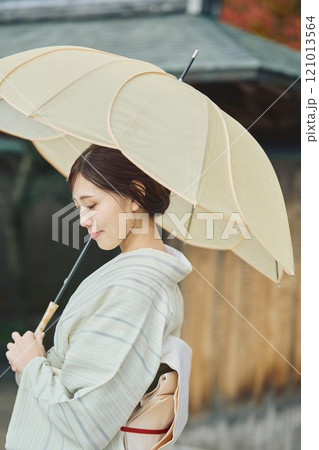 傘を持つ和装の女性 121013564