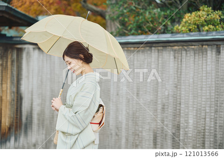傘を持つ和装の女性 121013566