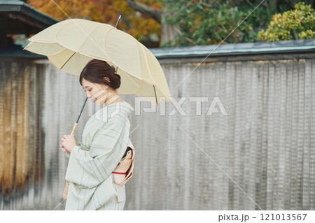 傘を持つ和装の女性 121013567