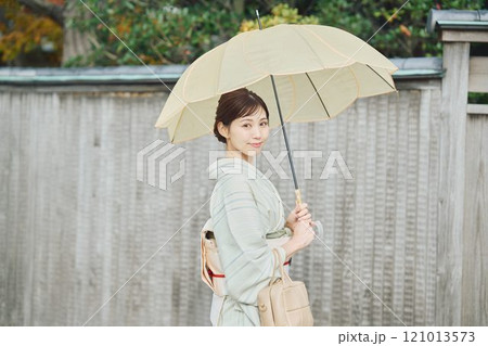 傘を持つ和装の女性 傘を持つ和装の女性 121013573