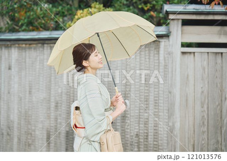 傘を持つ和装の女性 121013576