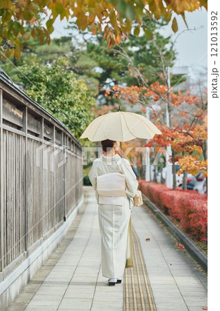 傘を持つ和装の女性 傘を持つ和装の女性 121013592