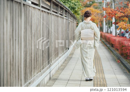 和装の後姿の女性 和装の後姿の女性 121013594