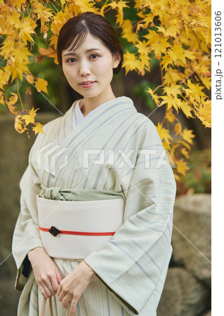 紅葉の中にいる着物を着た女性 紅葉の中にいる着物を着た女性 121013606