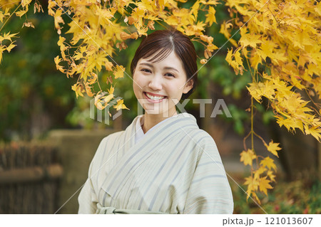 紅葉の中にいる着物を着た女性 121013607