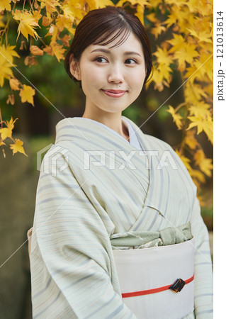 紅葉の中にいる着物を着た女性 121013614