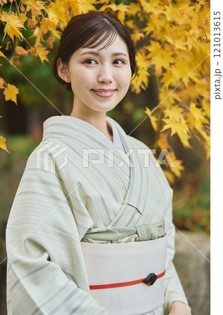 紅葉の中にいる着物を着た女性 紅葉の中にいる着物を着た女性 121013615