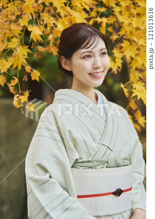 紅葉の中にいる着物を着た女性 紅葉の中にいる着物を着た女性 121013616