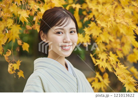 紅葉の中にいる着物を着た女性 121013622
