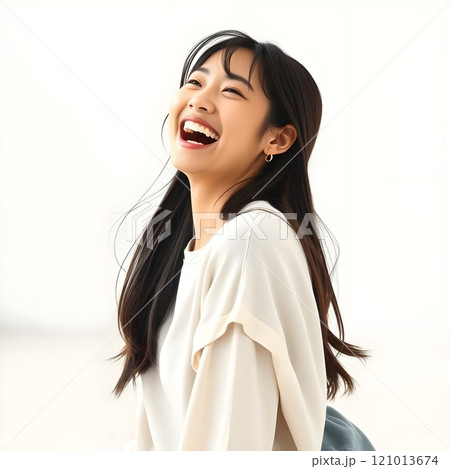 笑顔で立っている女性 笑顔で立っている女性 121013674