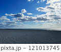 青空の下に広がる静かな砂浜と海 121013745
