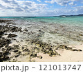 岩場と透き通る海が広がる穏やかな海岸 121013747