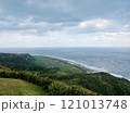高台から望む広がる海と緑の田園風景 121013748