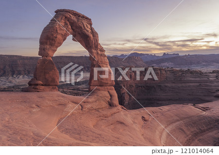 USA, Utah, Arches National Park, Delicate Arch in Arches National Park at sunset 121014064