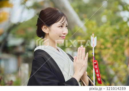 お参りする女性 121014289