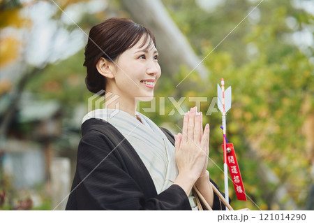 お参りする女性 お参りする女性 121014290
