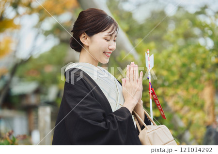 お参りする女性 121014292